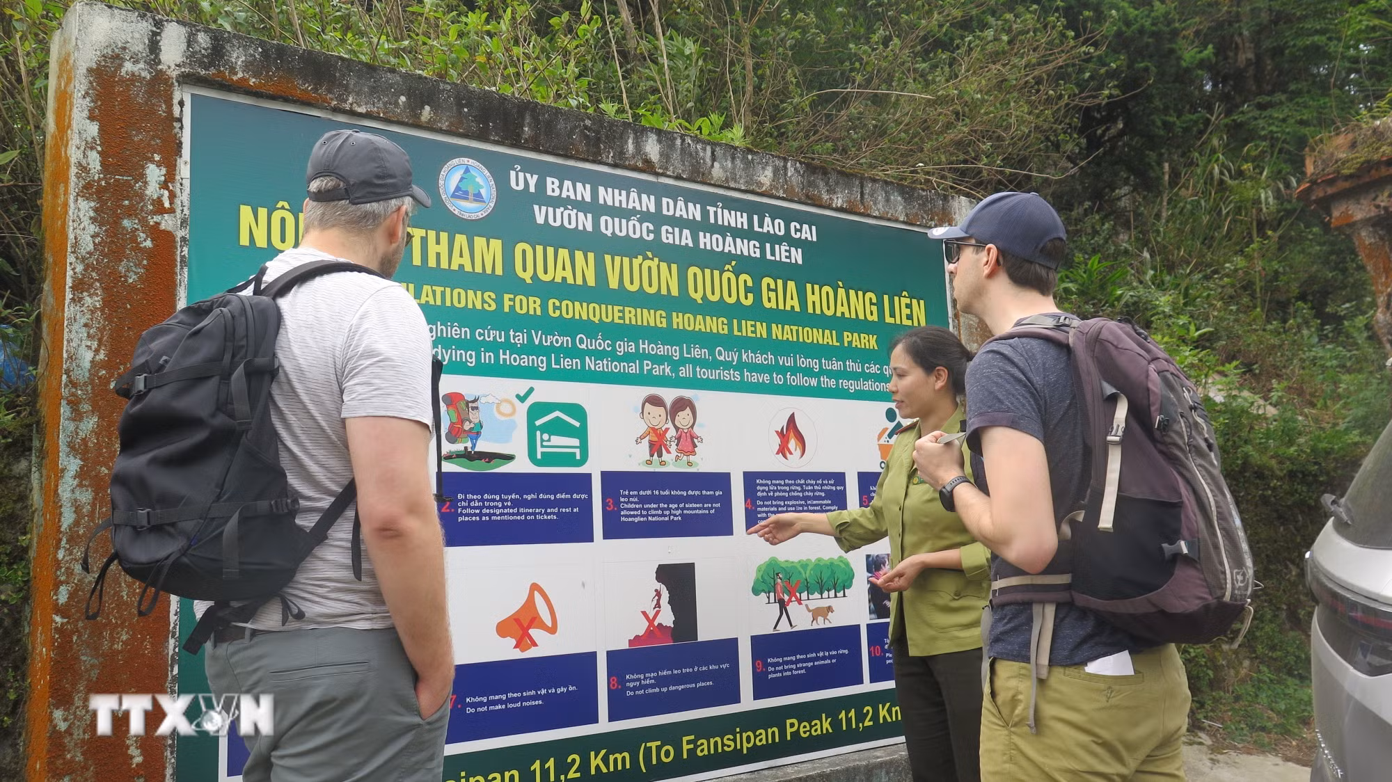 Kiểm l&acirc;m L&agrave;o Cai tuy&ecirc;n truyền ph&ograve;ng chống ch&aacute;y rừng cho du kh&aacute;ch nước ngo&agrave;i