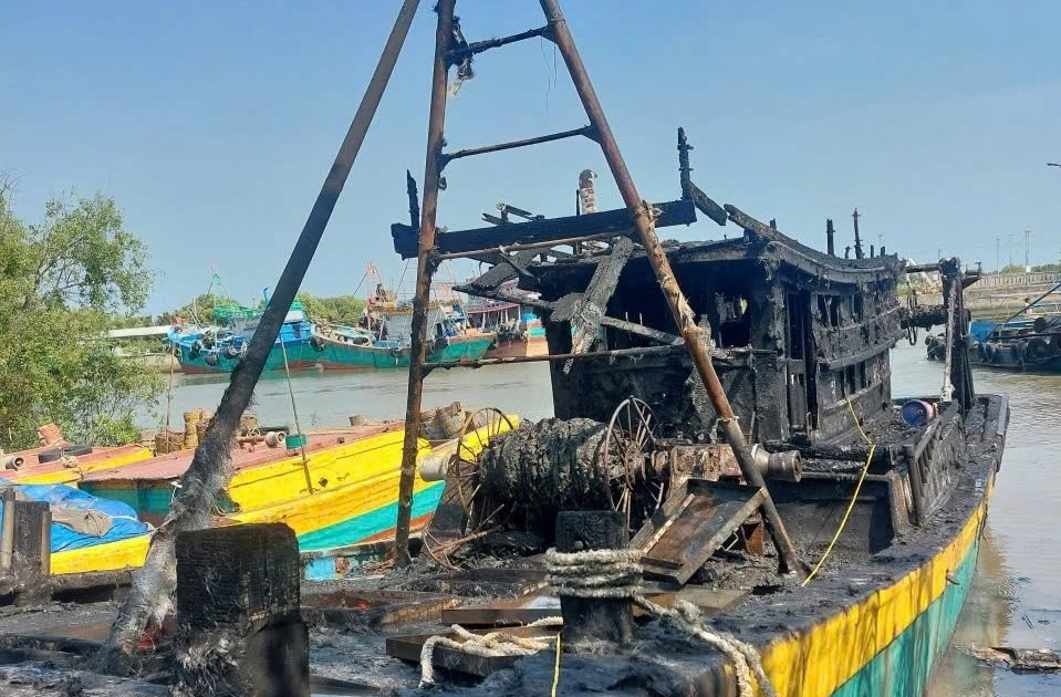 Đồng Tháp: Tàu cá bất ngờ bốc cháy, thiêu rụi thân tàu trong 40 phút