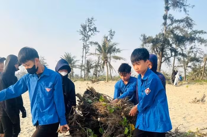 Hà Tĩnh: Sức trẻ chung tay làm sạch biển, tạo đà bứt phá du lịch 2026