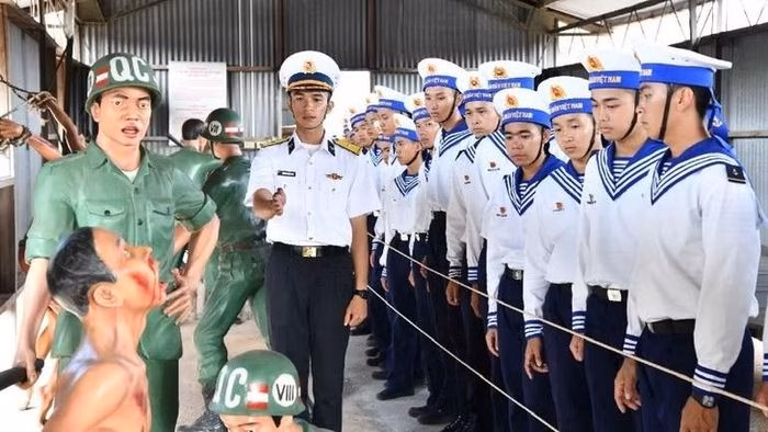 Hướng dẫn vi&ecirc;n giới thiệu về h&igrave;nh thức tra tấn tại Trại giam Ph&uacute; Quốc