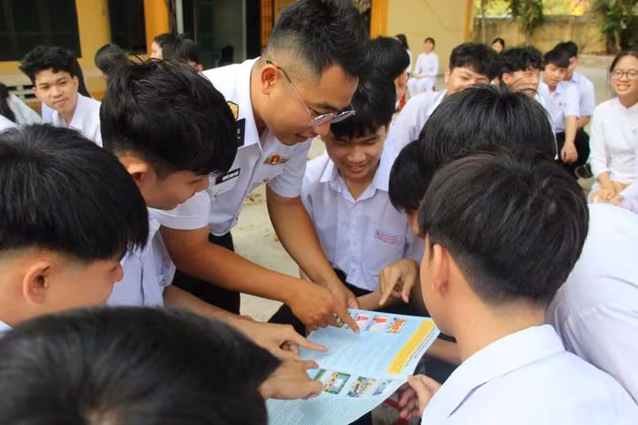 Khơi dậy khát vọng bảo vệ chủ quyền: Vùng 4 Hải quân tuyên truyền biển đảo cho học sinh