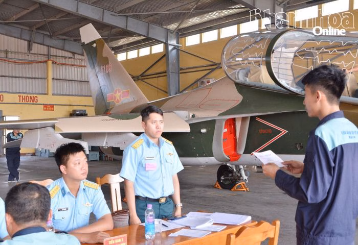 Thao t&aacute;c thực h&agrave;nh kỹ thuật tr&ecirc;n m&aacute;y bay Yak-130 của th&iacute; sinh