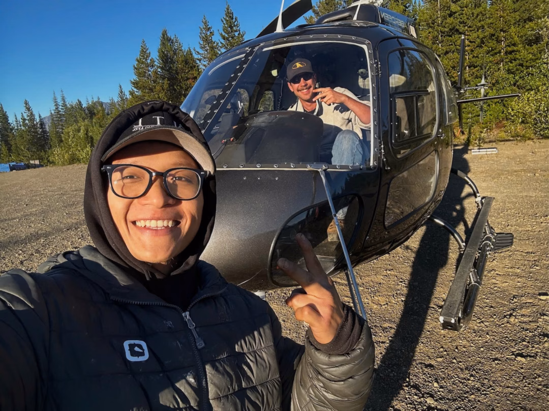 Kỹ sư Vũ Quang Minh vận hành thiết bị khoan thăm dò tại Canada Kỹ sư Vũ Quang Minh vận hành thiết bị khoan thăm dò tại Canada