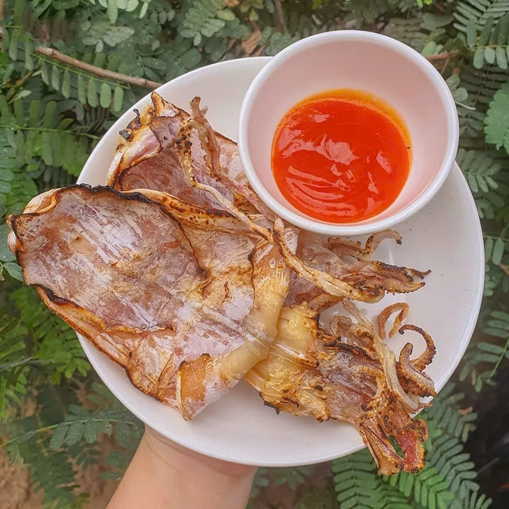 Kỹ thuật nướng mực kh&ocirc; bằng cồn gi&uacute;p mực ch&iacute;n đều, kh&ocirc;ng bị ch&aacute;y