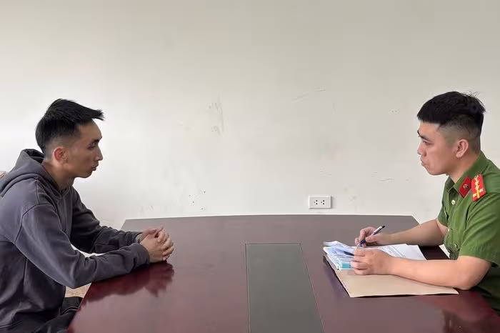 Lào Cai: Khởi tố đối tượng dùng vũ khí quân dụng chém nạn nhân thương tật 38%