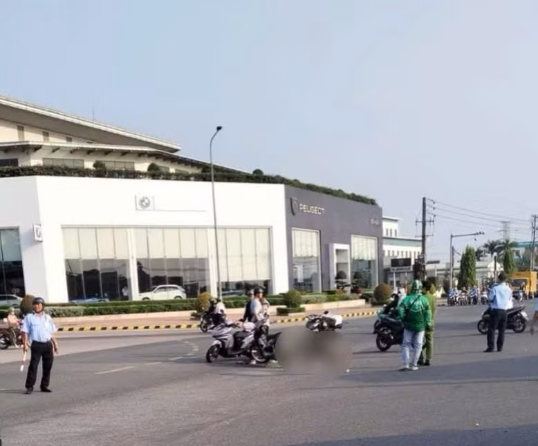 Lực lượng chức năng khám nghiệm hiện trường tai nạn giao thông tại KCN Biên Hòa 2