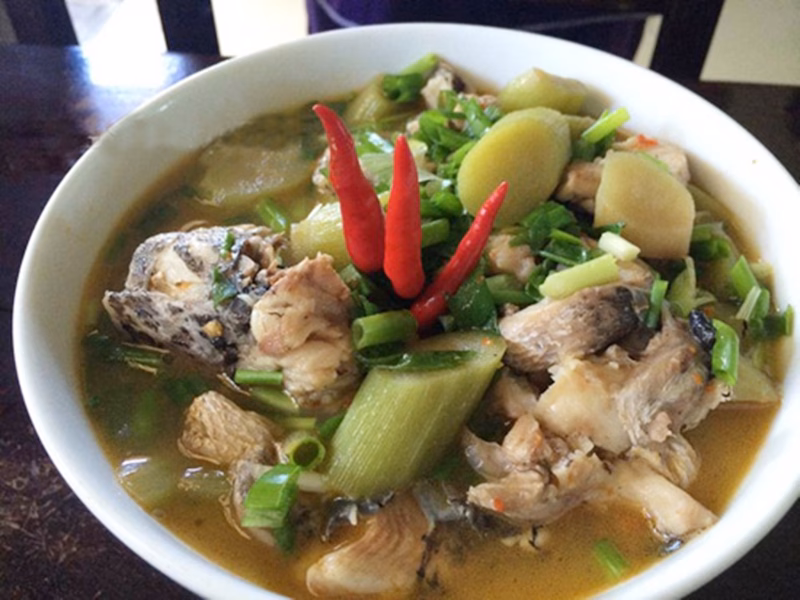 M&oacute;n canh c&aacute; nấu chột nưa đặc trưng của ẩm thực Huế