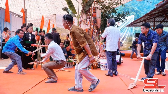 Nghi lễ c&uacute;ng Pang A thi&ecirc;ng li&ecirc;ng b&ecirc;n c&acirc;y n&ecirc;u Xặng Pang truyền thống