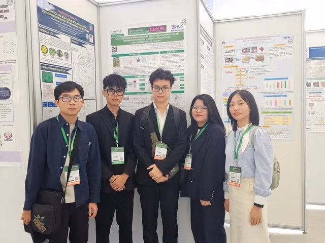 Nhóm nghiên cứu của Traphaco áp dụng công nghệ AI tại Hội nghị Analytica Vietnam 2025 Traphaco ứng dụng AI và công nghệ đo phổ hồng ngoại FT-IR kiểm soát dược liệu