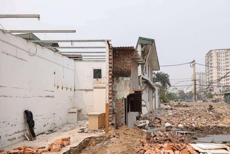 Những bức tường nh&agrave; mỏng manh, ch&ecirc;nh v&ecirc;nh tại tuyến đường nối Đồng T&agrave;u - Giải Ph&oacute;ng