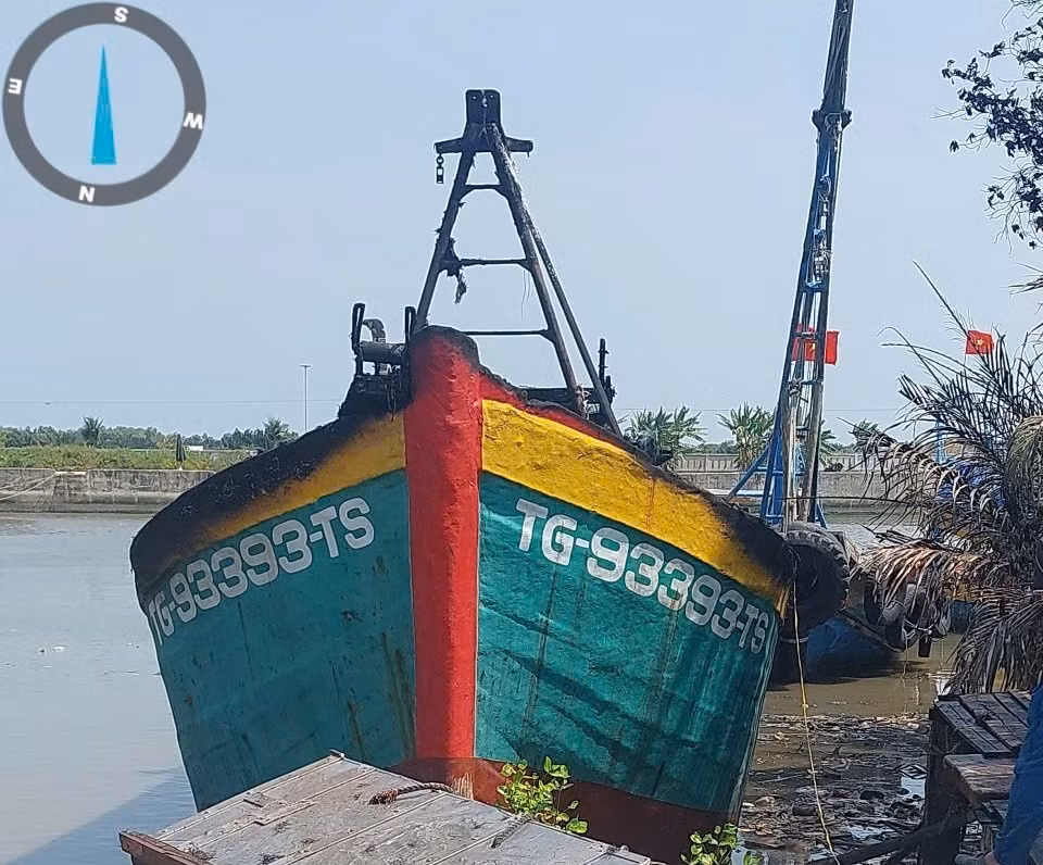 Phần th&acirc;n t&agrave;u c&aacute; bị thi&ecirc;u rụi ho&agrave;n to&agrave;n sau vụ hỏa hoạn