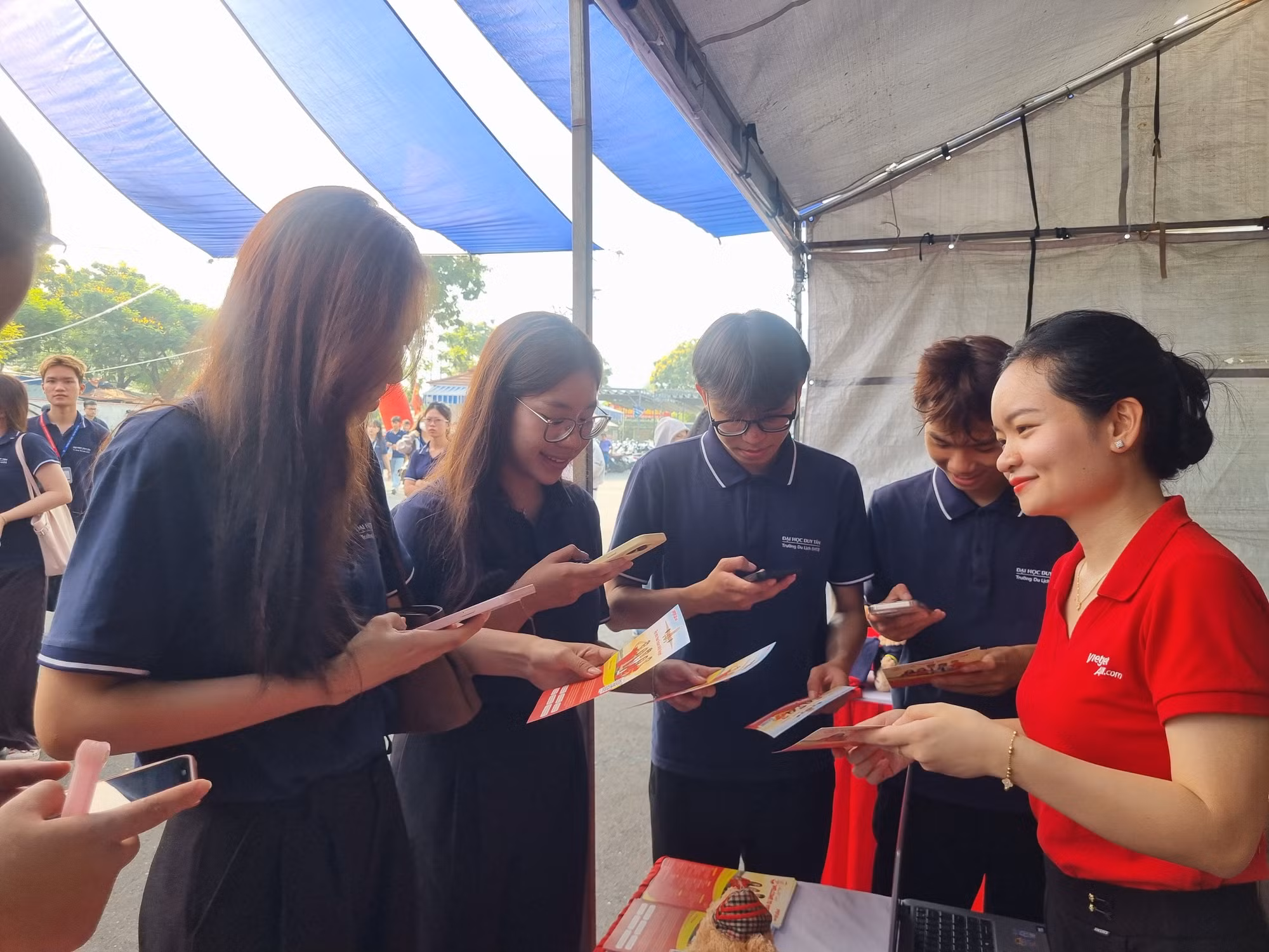Sinh viên tìm hiểu cơ hội việc làm tại ngày hội Sinh viên Đại học Duy Tân tìm kiếm cơ hội việc làm tại Tourism Networking Day 2026