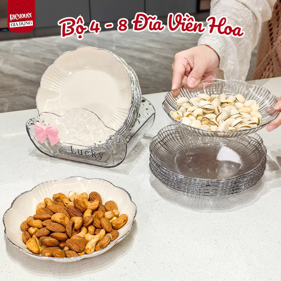 Bề mặt bóng của đĩa viền bạc sang trọng khiến bánh kẹo trượt nhanh hơn người ta thường tưởng