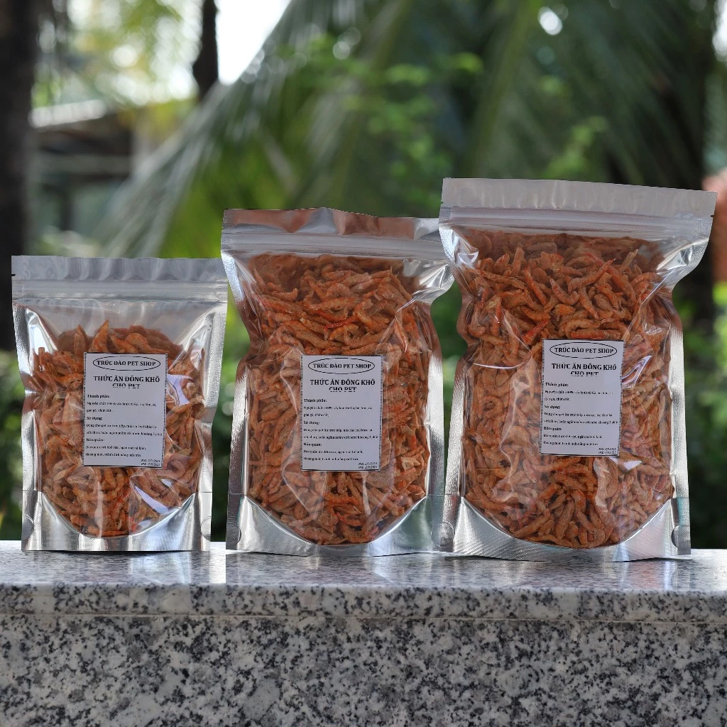 Sau một tháng dùng đồ ăn khô giàu canxi và protein, mùi phân của chó dịu lại và lông ngừng rụng