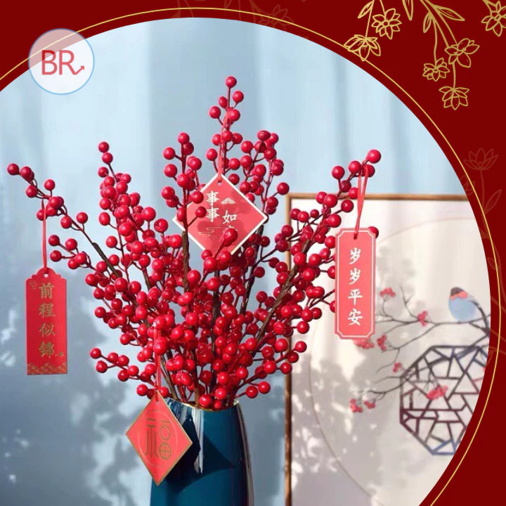 Ánh sáng Noel làm màu xanh của cành lá giả dịu đi, khiến không gian Tết không còn rực rỡ