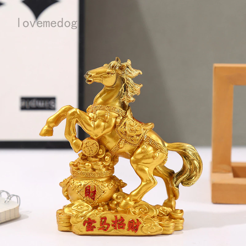 Đặt tượng ngựa phong thủy trên bàn làm việc: chi tiết nhỏ mà ít ai để ý nhưng lại quyết định cảm giác thịnh vượng.