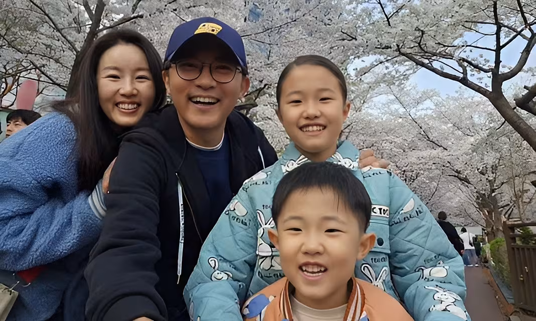 Ahn Jae Wook: Vượt Qua Trầm Cảm Nhờ Điểm Tựa Hôn Nhân Bình Dị