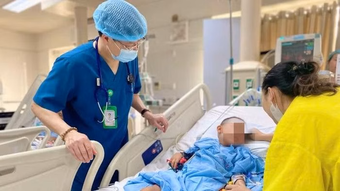 Bệnh nhi 5 tuổi đang trong quá trình hồi phục sau đa chấn thương nặng tại Bệnh viện Việt Đức