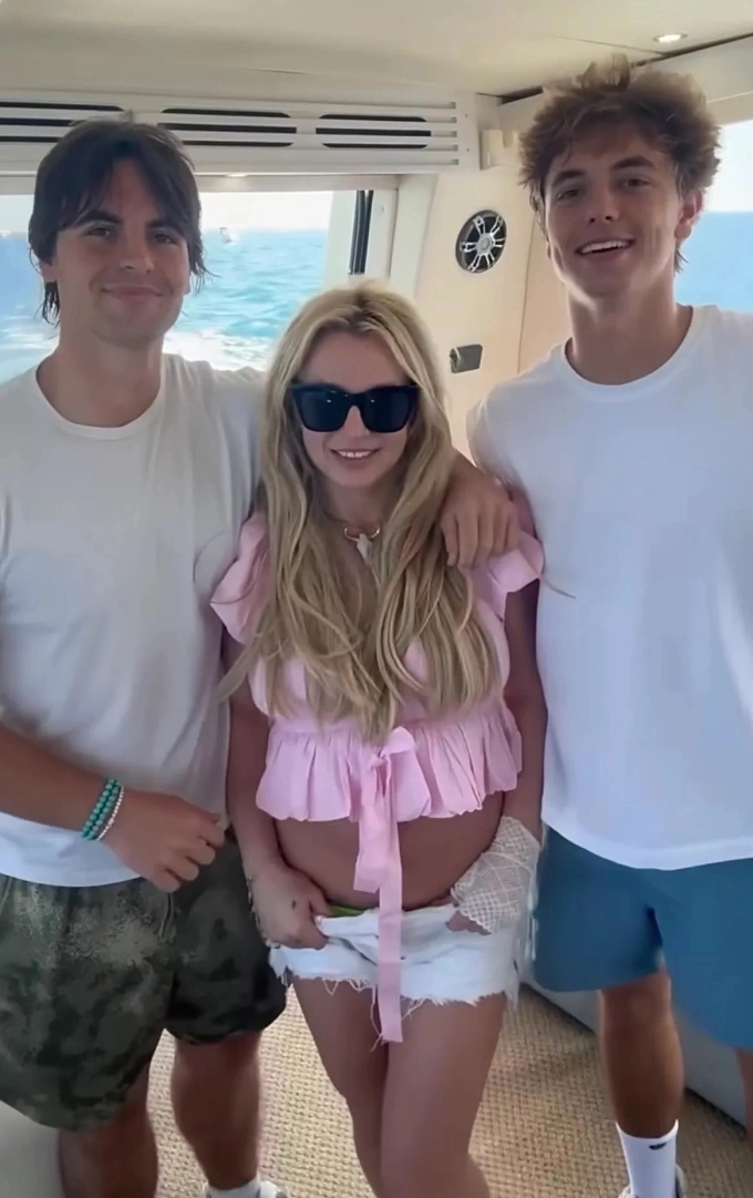 Britney Spears c&ugrave;ng hai con trai trong kỳ nghỉ biển