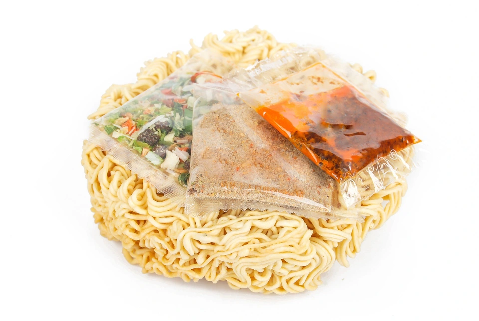 G&oacute;i dầu gia vị l&agrave; th&agrave;nh phần quan trọng tạo m&ugrave;i thơm cho m&igrave; t&ocirc;m