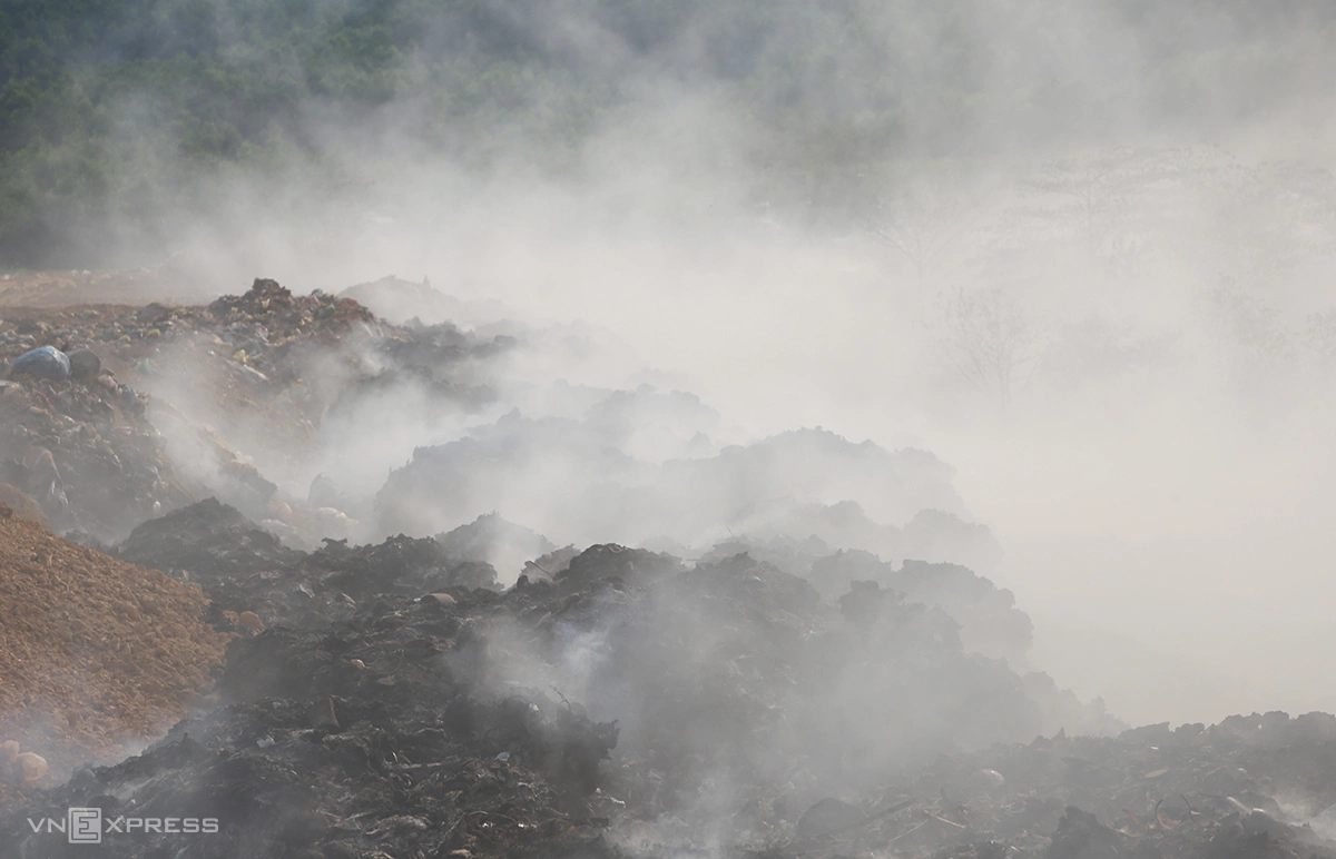 H&igrave;nh ảnh lửa ch&aacute;y &acirc;m ỉ tại b&atilde;i r&aacute;c Quảng Trị tỏa kh&oacute;i độc hại
