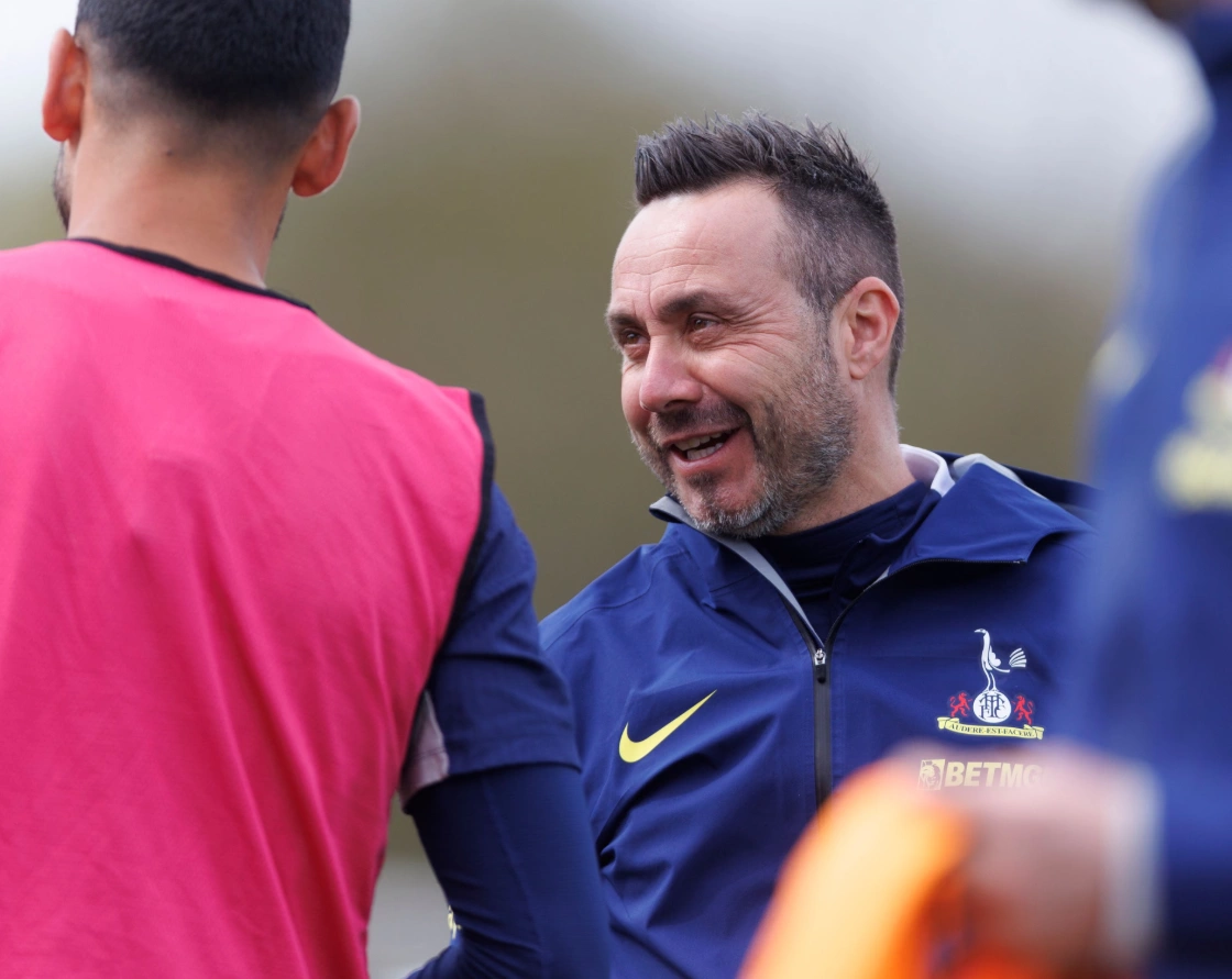 HLV Roberto De Zerbi trầm ngâm trong buổi tập của Tottenham giữa bối cảnh đội bóng rơi vào nhóm rớt hạng