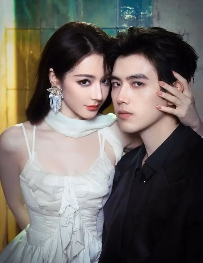 Khoảnh khắc thân mật của cặp đôi chính trong Bạch Nhật Đề Đăng Địch Lệ Nhiệt Ba và Trần Phi Vũ tình tứ trong phim Bạch Nhật Đề Đăng