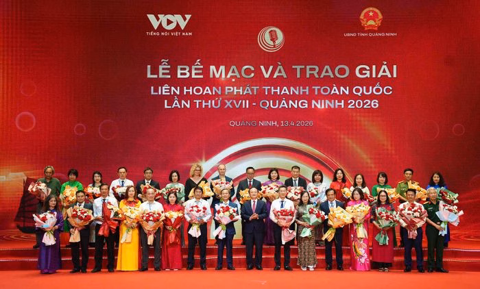 Ông Lê Văn Chuyển, Giám đốc Báo và Phát thanh - Truyền hình An Giang nhận hoa từ Ban Tổ chức