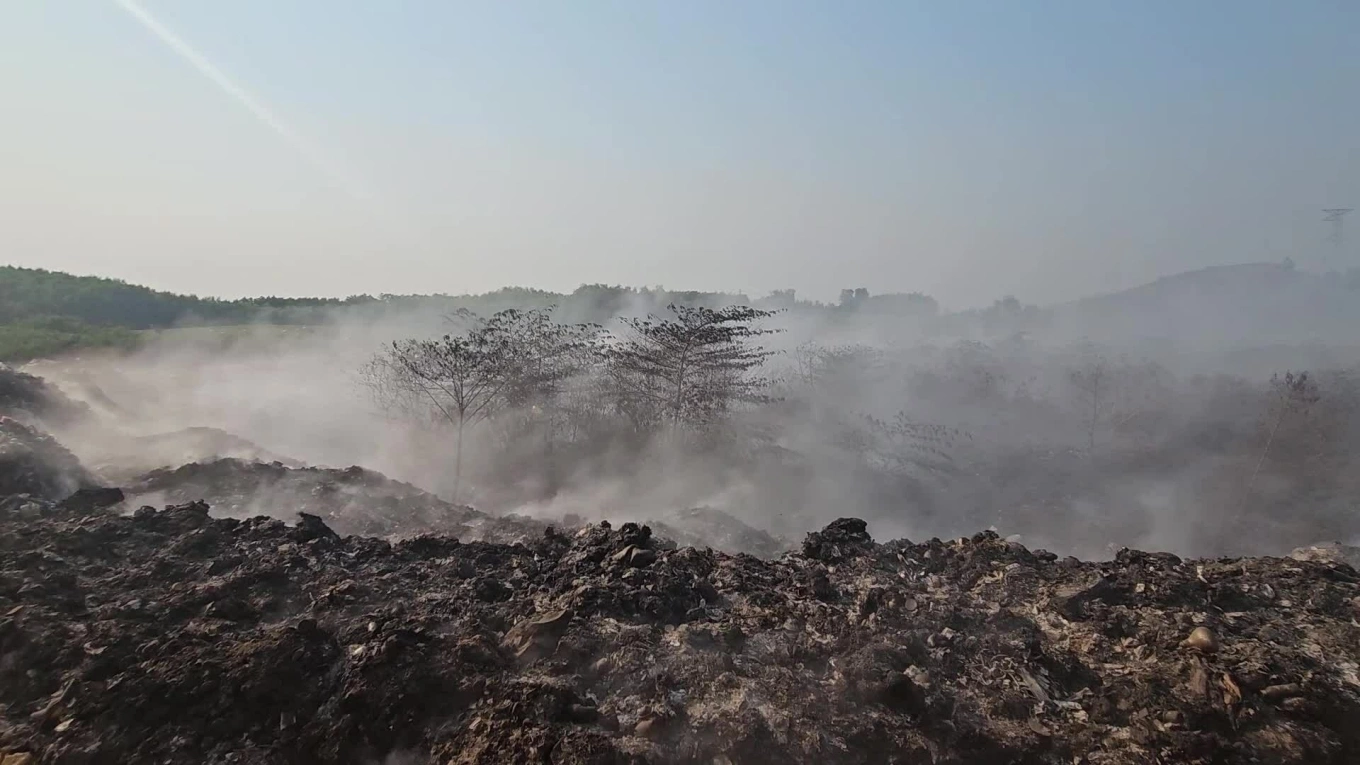 Qu&aacute; tr&igrave;nh xử l&yacute; sự cố ch&aacute;y b&atilde;i r&aacute;c k&eacute;o d&agrave;i tại Quảng Trị