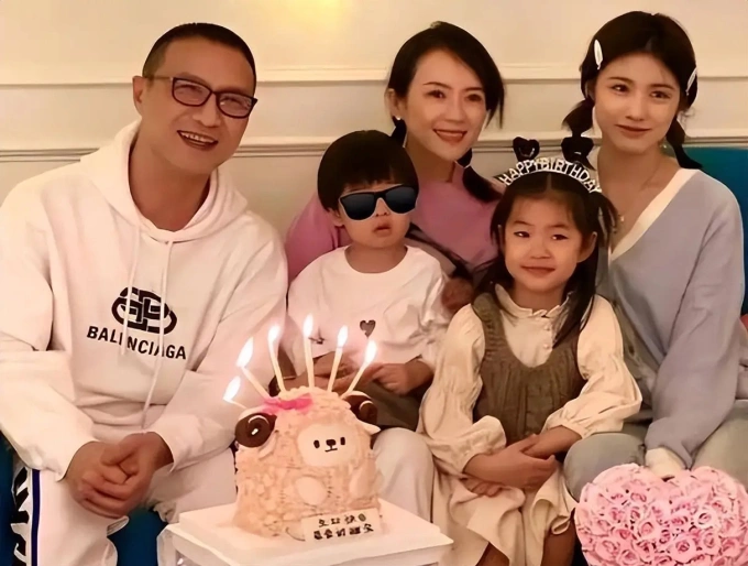 U&ocirc;ng Phong b&ecirc;n Chương Tử Di, con g&aacute;i ri&ecirc;ng Quả T&aacute;o Nhỏ (phải) v&agrave; hai con chung.