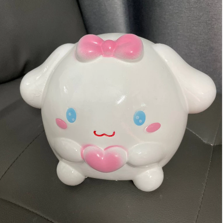 Sự khác biệt giữa mong đợi và thực tế khi để heo đất hình cún ngộ nghĩnh làm điểm nhấn trên bàn làm việc