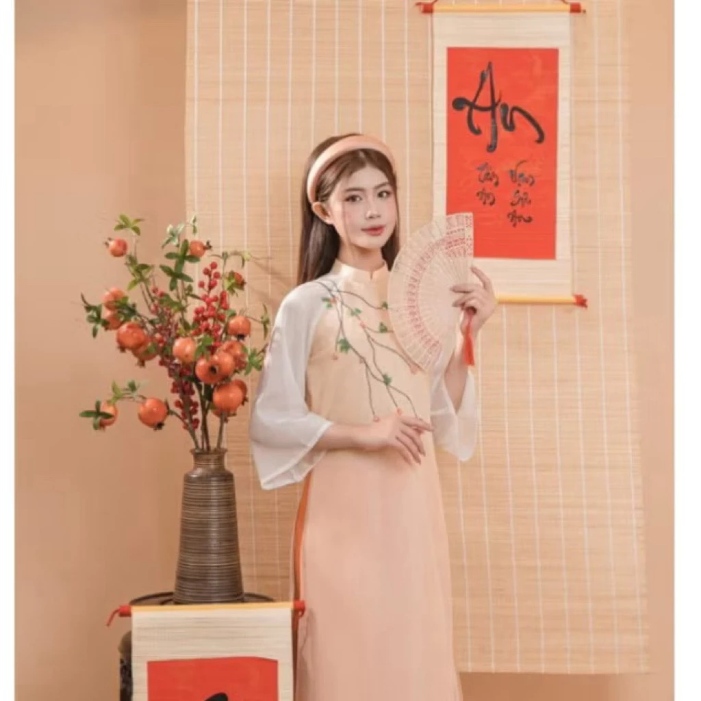 Phông nền vải trang trí Tết không chỉ che bóng mà còn thay đổi cảm giác cả bữa tiệc.