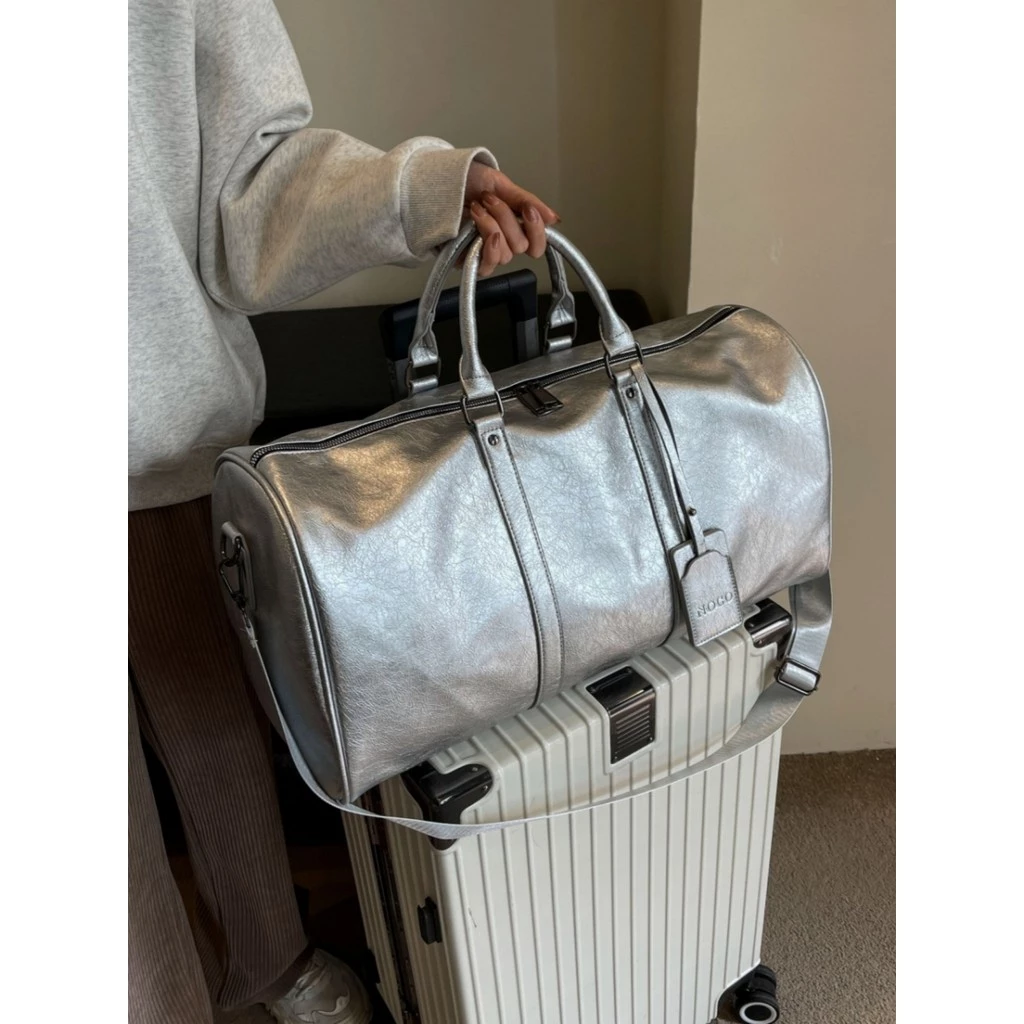 Thiệt hại bất ngờ khi túi du lịch dung lượng lớn màu trơn thiếu ngăn chia đồ khiến hành lý rối loạn