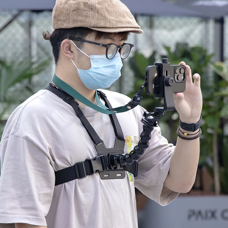 Khi dùng giá đỡ cố định điện thoại trước ngực để chụp ảnh ngoài trời, sự bất ngờ về độ ổn định thường bị bỏ quên.