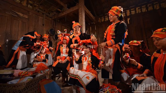 Bộ trang sức bạc tầng lớp trên cổ cô dâu Dao Tuyển