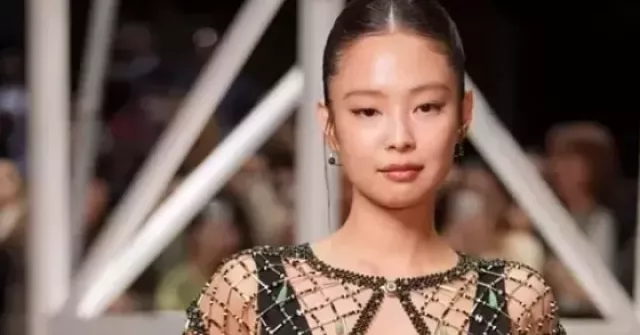 Cách Jennie ‘chơi đùa’ với mốt xuyên thấu: Gợi cảm mà vẫn sang chảnh