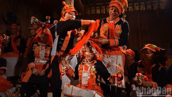 Cận cảnh chi tiết chạm khắc trên dây bạc trang trí