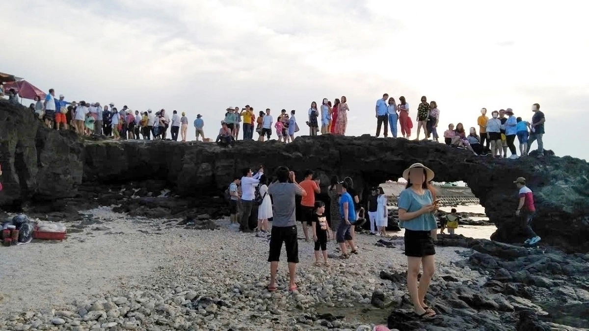 Cảnh báo du khách không leo trèo lên vòm đá Cổng Tò Vò Lý Sơn để bảo vệ di tích quốc gia