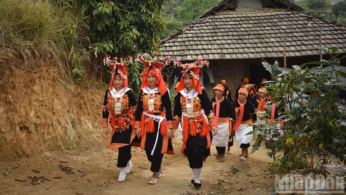 Chi tiết bộ xà tích bạc và chuông linh đang trước ngực cô dâu