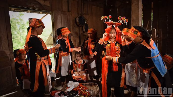 Chi tiết dải xà tích bạc trên trán cô dâu Dao Tuyển