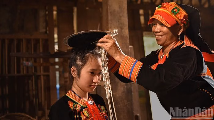 Chiếc đĩa bạc gia truyền của cô dâu Dao Tuyển tượng trưng cho sự đủ đầy