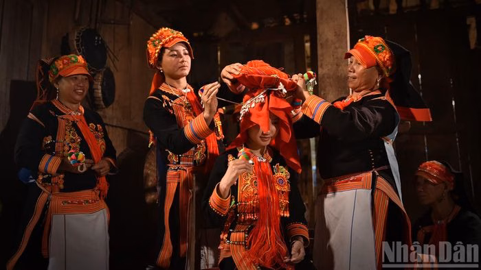 Công đoạn chuẩn bị trang phục cầu kỳ cho cô dâu Dao Tuyển