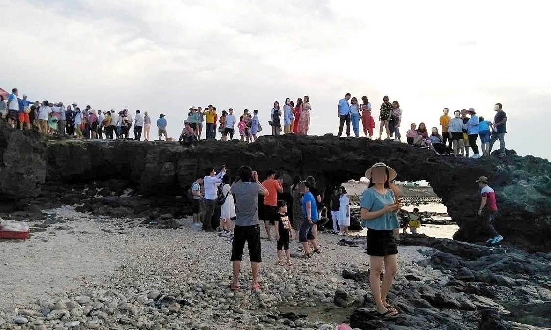 Cổng Tò Vò Lý Sơn: Đừng đánh đổi di sản triệu năm lấy một bức ảnh