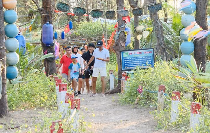 Du kh&aacute;ch tham quan v&agrave; chụp ảnh tại qu&aacute;n c&agrave; ph&ecirc; C&ocirc; Bảy