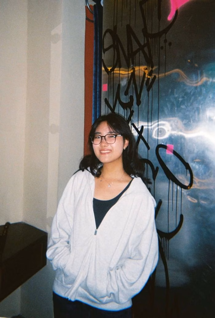 Gen Z tự tin thể hiện c&aacute; t&iacute;nh qua những set đồ si độc lạ