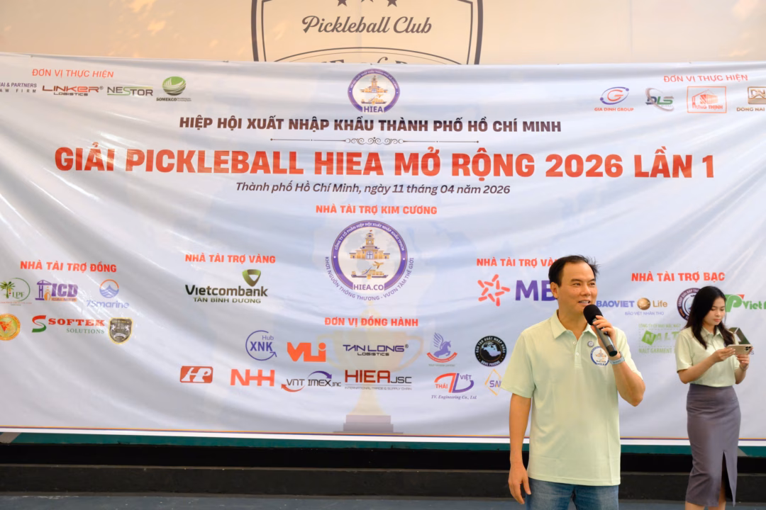 Chủ tịch Phạm Văn X&ocirc; v&agrave; c&aacute;c th&agrave;nh vi&ecirc;n HIEA ch&uacute;c mừng th&agrave;nh c&ocirc;ng của giải Pickleball 2026