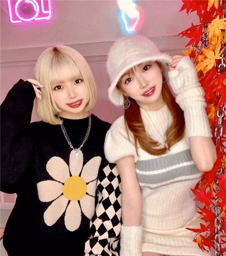 Phong cách thời trang trẻ trung của bà mẹ U40 và con gái