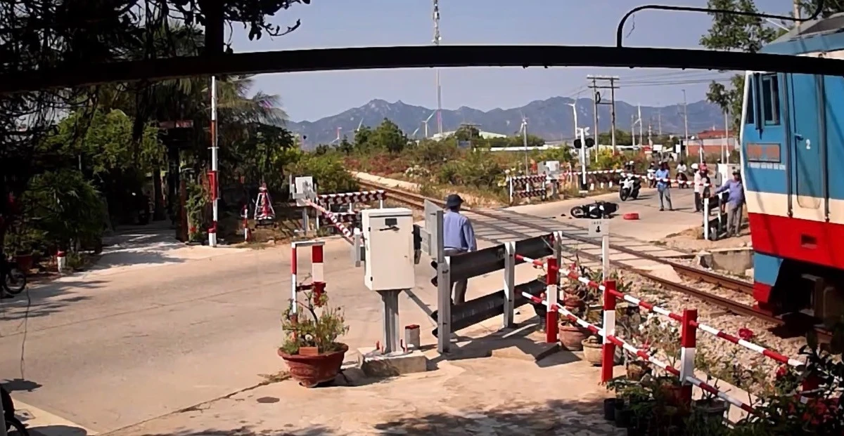 Thoát Chết Thần Kỳ: Người Phụ Nữ Tông Sập Barie Khi Tàu Hỏa Đang Đến