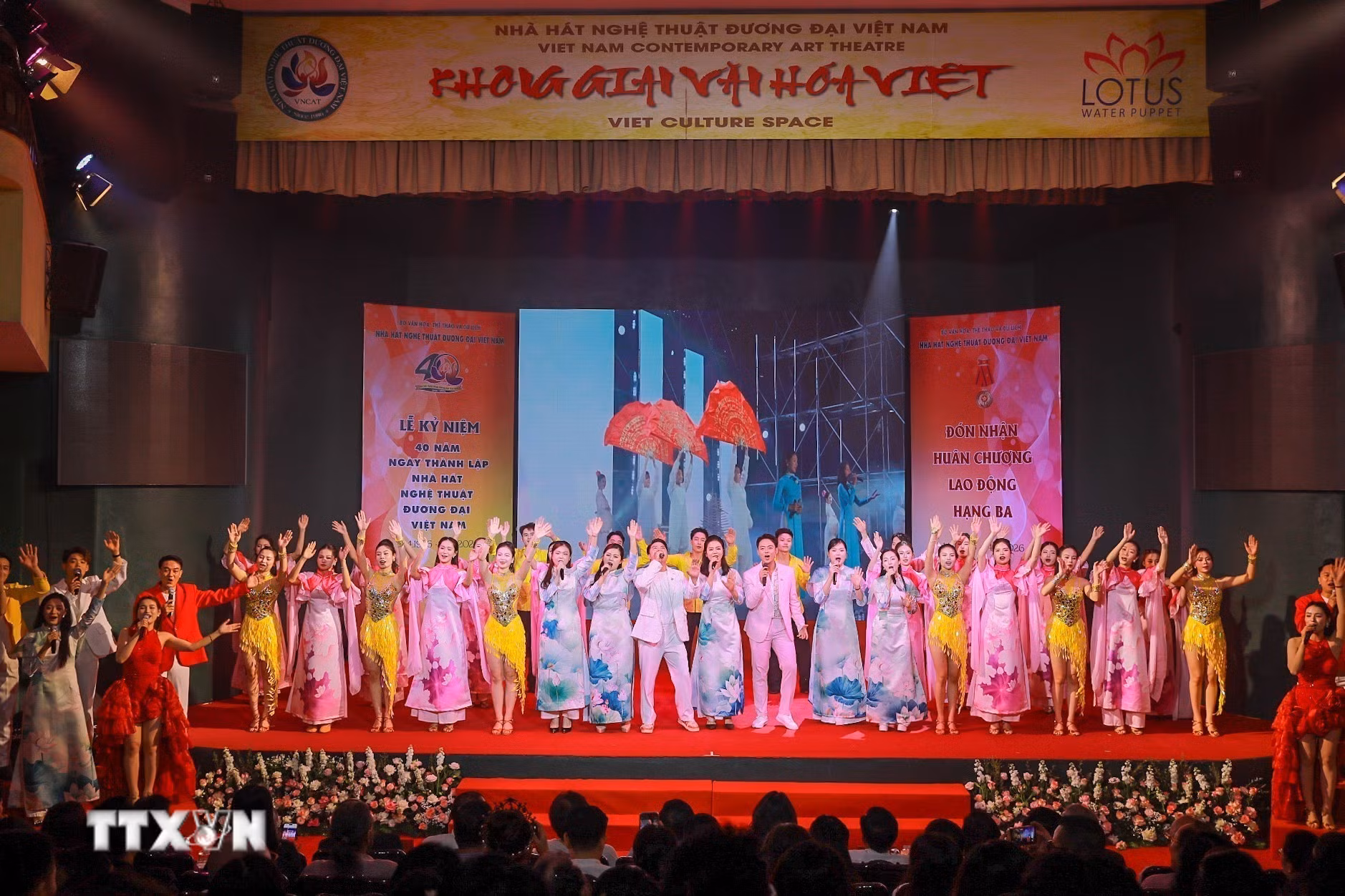 Tiết mục nghệ thuật do tập thể nghệ sỹ Nhà hát Nghệ thuật Đương đại Việt Nam biểu diễn Tiết mục biểu diễn đặc sắc kỷ niệm 40 năm thành lập Nhà hát Nghệ thuật Đương đại Việt Nam