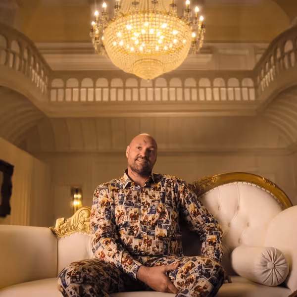 Tyson Fury rời bỏ dinh thự 60 tỷ vì fan cuồng “đòi làm con nuôi”